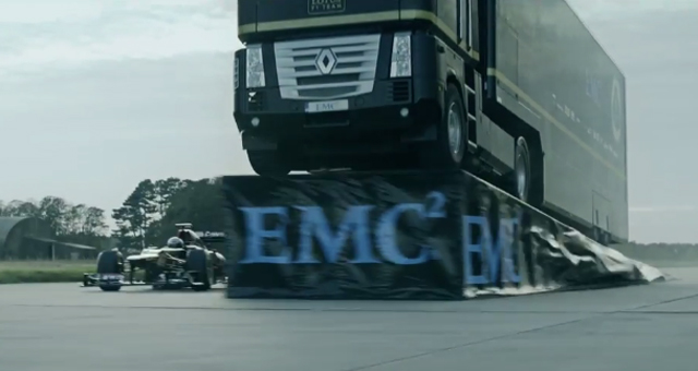 Видео - грузовик Renault перелетел через Lotus